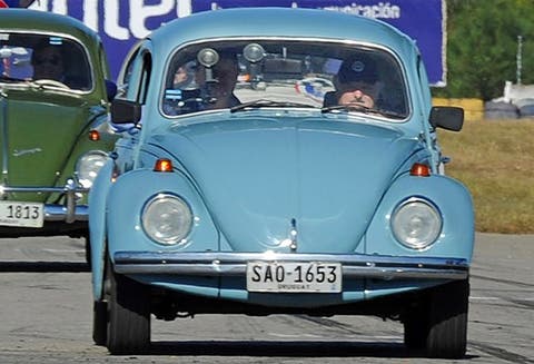 Uruguay: Presidente José Mujica y su esposa le dan una «bola» a joven