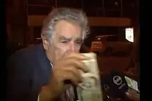 Vídeo: El peculiar encuentro entre el presidente Mujica y un mendigo