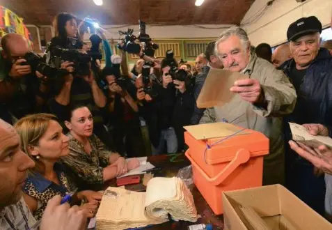 Pepe Mujica y Vázquez ya votaron en segunda vuelta de presidenciales