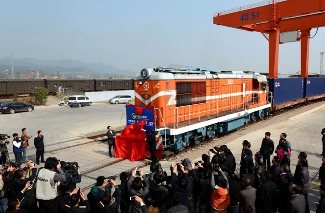 El primer tren directo de carga entre China y España parte hacia Madrid