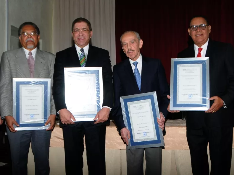 Academia reconoce a periodistas