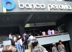 Dictan órdenes de arresto contra esposa e hija de presidente Banco Peravia