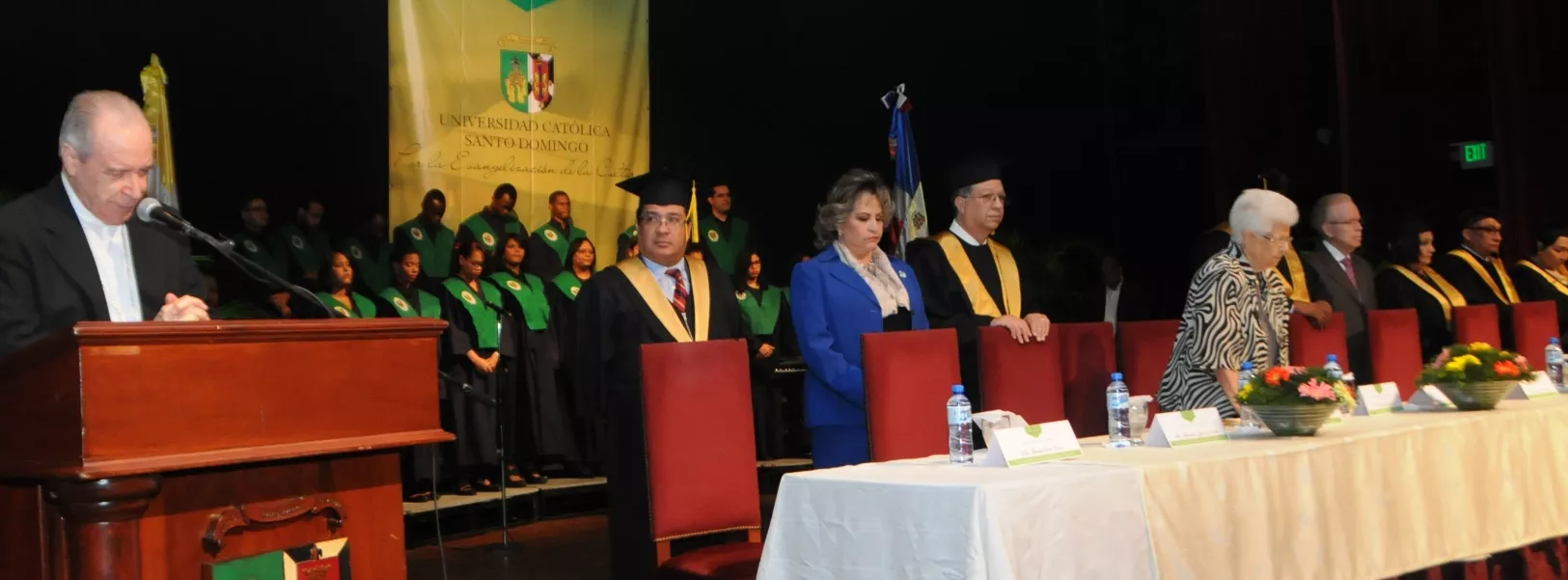 Universidad Católica gradúa más de 400 profesionales