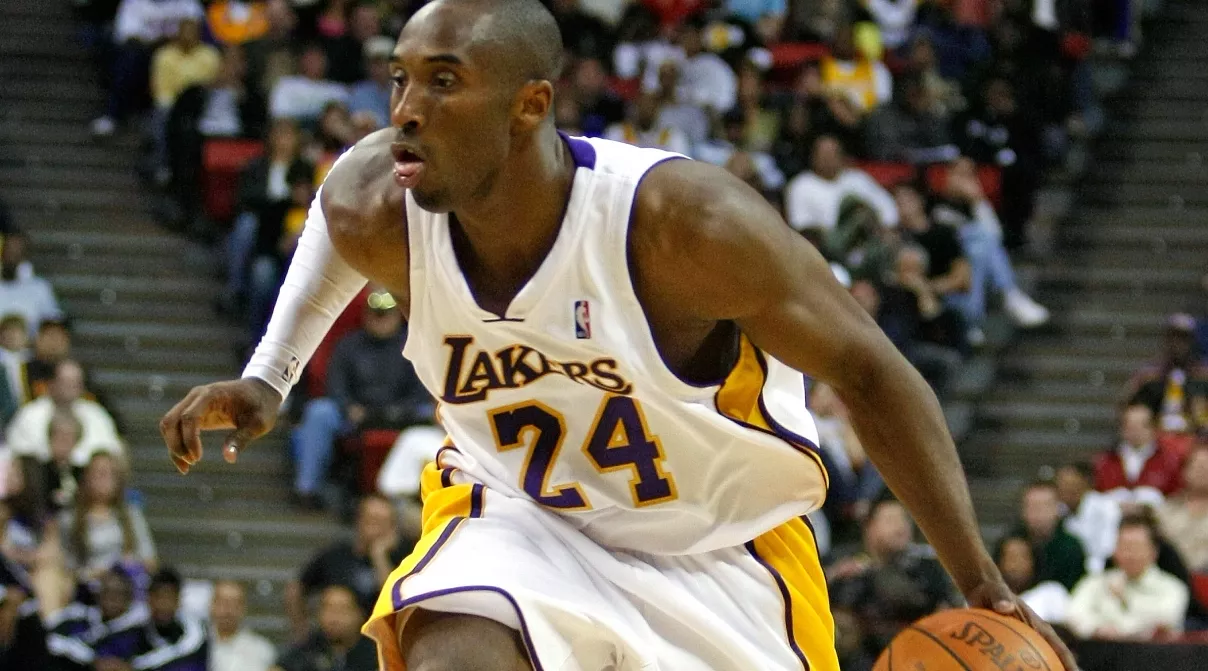 Kobe, al tris de cazar a Jordan  lista puntos