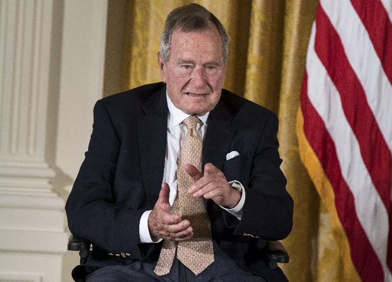 George Bush padre se rompe un hueso del cuello al sufrir una caída en su casa