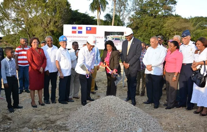 Presidenta del Senado y embajador de Taiwán dejan iniciada construcción de centro comunal 