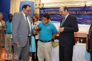 Educación entrega lentes a estudiantes en San Cristóbal