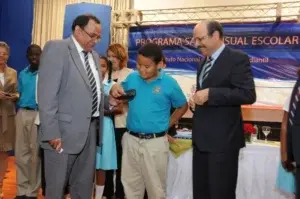 Educación entrega lentes a estudiantes en San Cristóbal