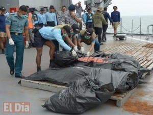 Ya han recuperado 34 cadáveres del avión de AirAsia siniestrado en Indonesia