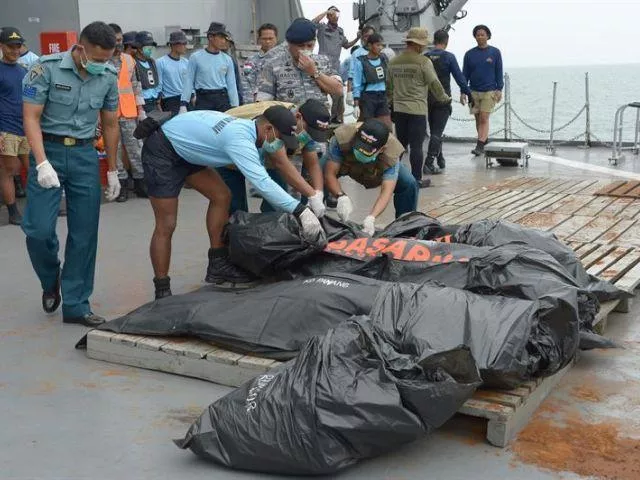 Ya han recuperado 34 cadáveres del avión de AirAsia siniestrado en Indonesia