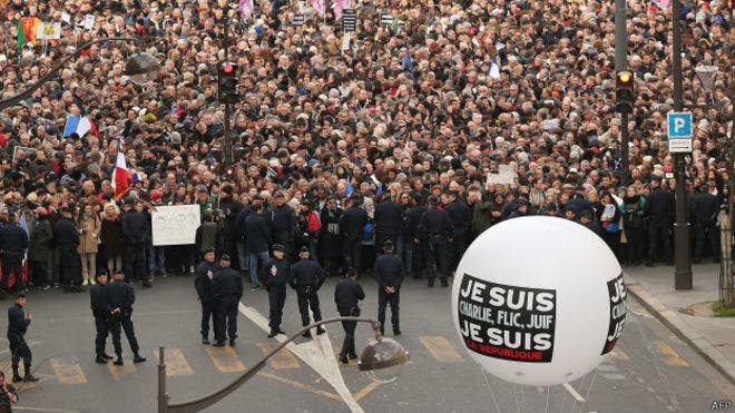 «Yo soy Charlie, judío, policía»: París en pie contra atentados