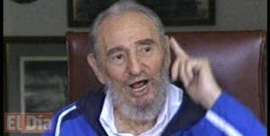 Fidel Castro habla por teléfono con estudiantes que recorren Cuba