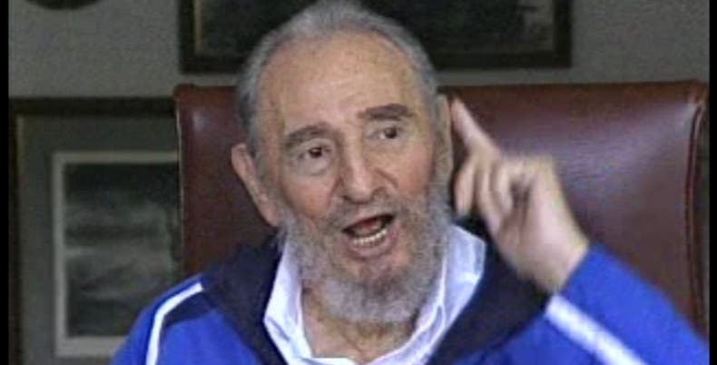 Fidel Castro habla por teléfono con estudiantes que recorren Cuba