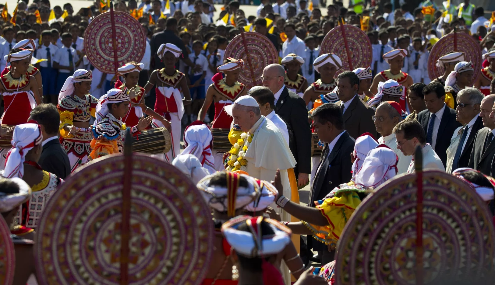 En Sri Lanka reciben masivamente al Papa