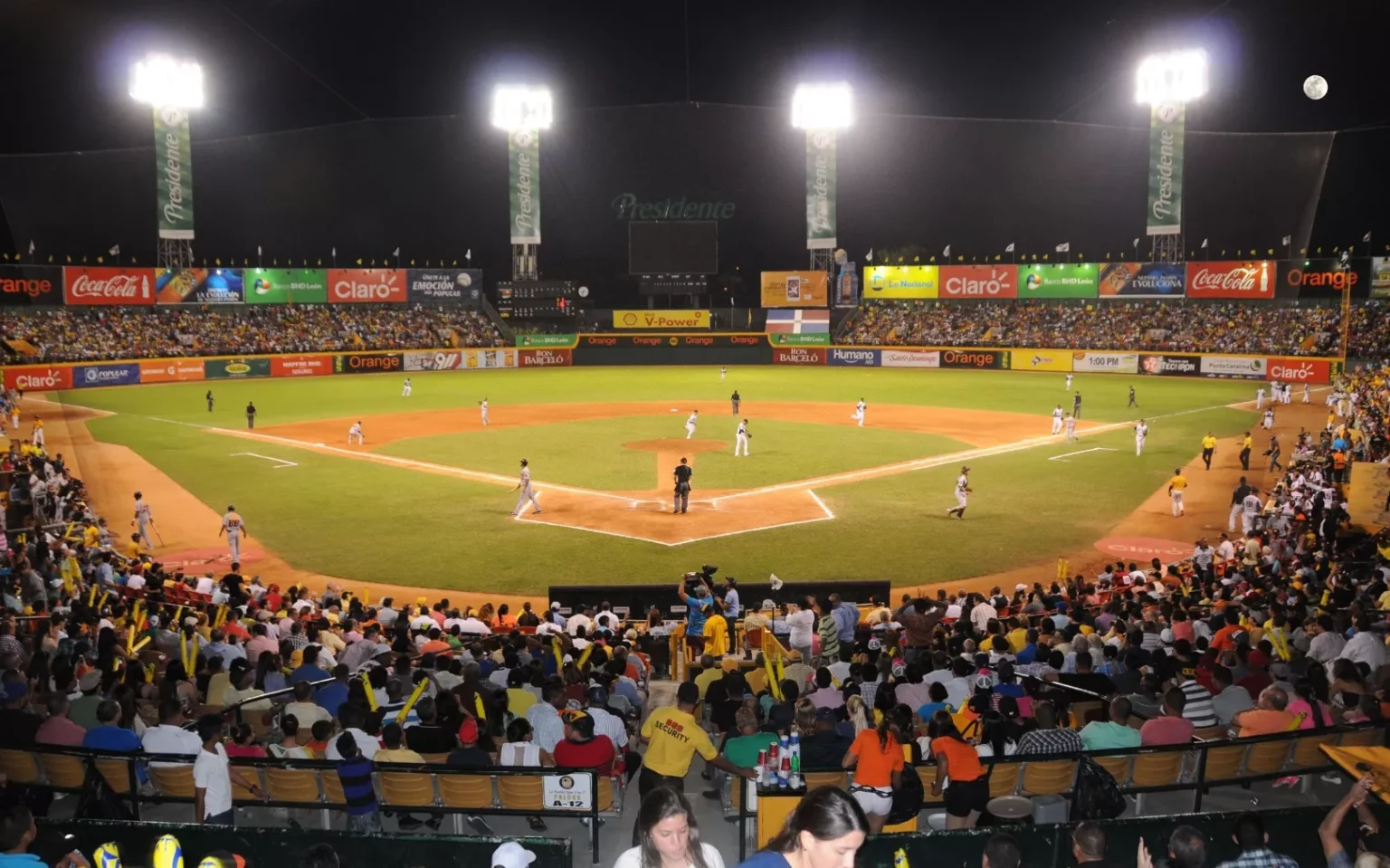 Acción de juego en el béisbol invernal dominicano