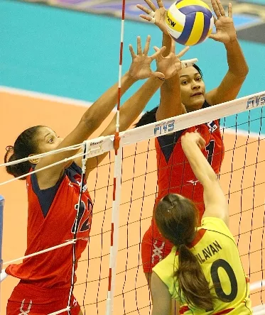 Jugadoras del equipo de República Dominicana bloquean a una juga