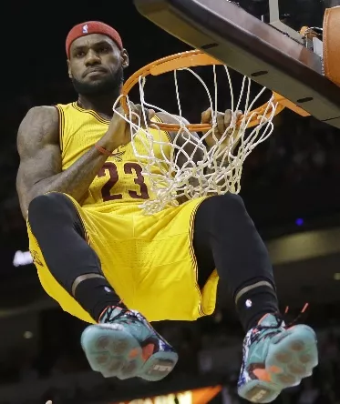 Con ’triple doble’ de LeBron Cavs empatan la final de la NBA