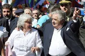 Esposa de Mujica priorizará tráfico y vivienda si gana elecciones regionales