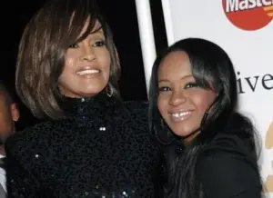 Exnovio de hija de Whitney Houston, “legalmente responsable” de su muerte