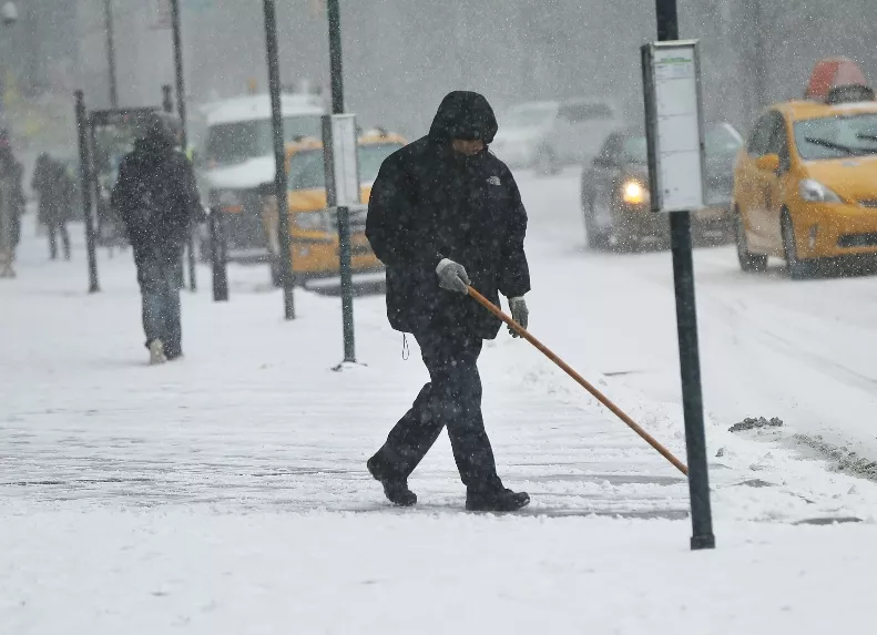 Blizzard Barrels Into New York City Blizzard Barrels Into New York City