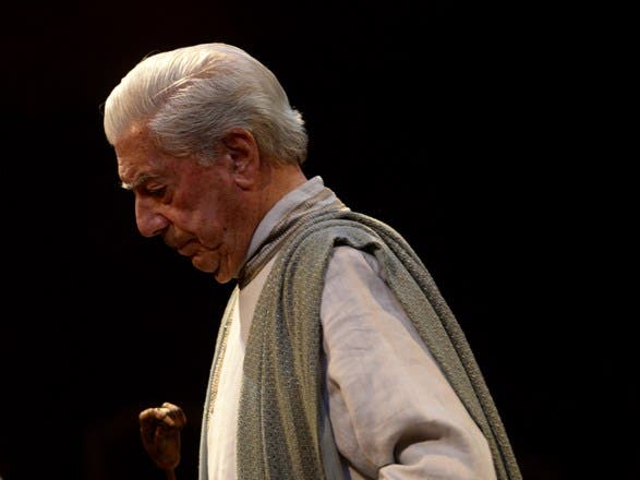 El novelista peruano Mario Vargas Llosa da un salto mortal a las tablas