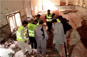 Terrorismo: Atentado contra una mezquita en Pakistán causa 40 muertos