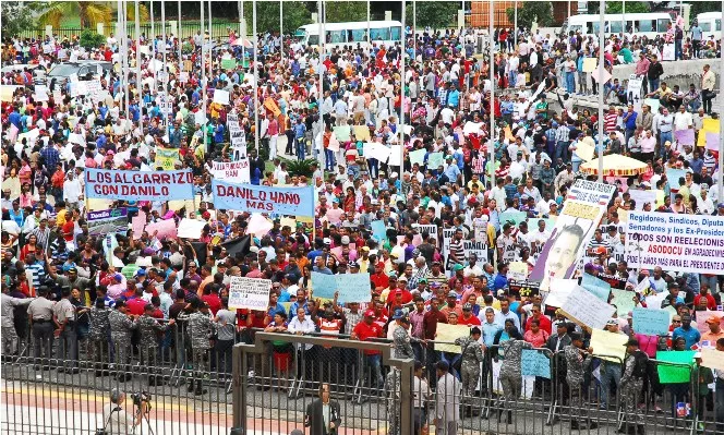 Miles de personas se movilizaron frente al congreso pidiendo la reelección del presidente Danilo Medina/afoto Jose de Leon