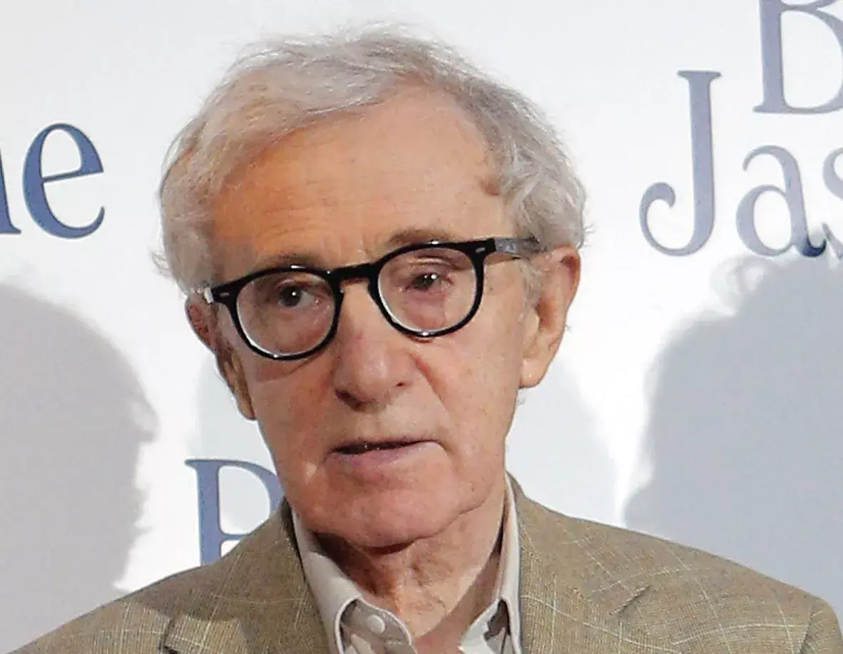 Hijo de Woody Allen lo defiende y acusa a su madre, Mia Farrow, de abuso