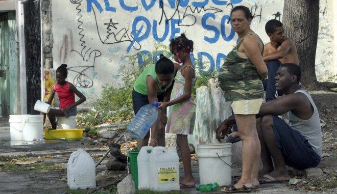 Moradores en Los Mina denuncian que tienen 5 días sin recibir agua potable