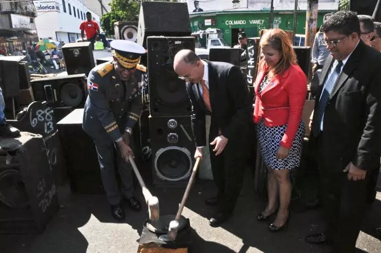 destruccion-bocinas1