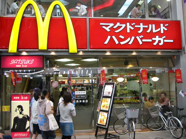 McDonald's Japón se disculpa por diente y plásticos encontrados en su comida 