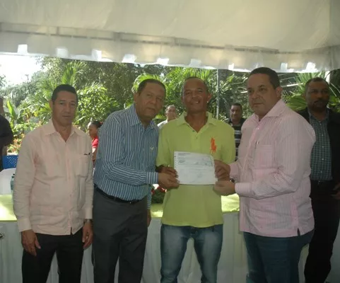 El IAD entrega a parceleros de Higuey y El Seibo más de 3 millones de pesos