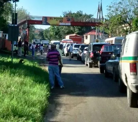 BLOQUEAAN CARRETERA EN LLANOS DE PEREZ EXIGIENDO DESAYUNO ESCOLAR PORTADA
