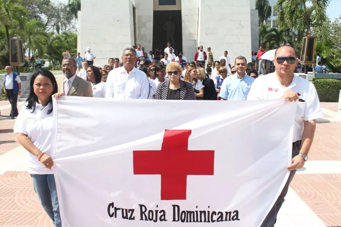 Cruz Roja Dominicana honra patricios con ofrenda floral en el Altar de la Patria