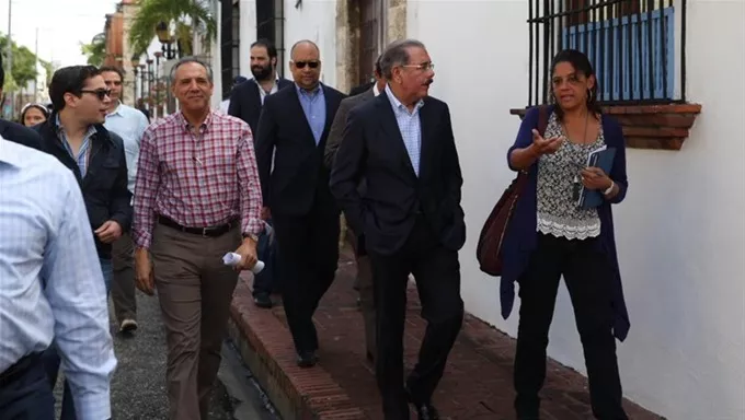 Presidente Medina supervisa trabajos de remozamiento de la Zona Colonial 