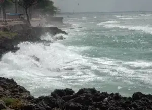 Cierran el malecón de Santo Domingo por tormenta Fred