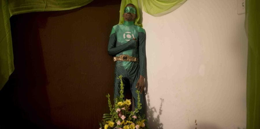 Puerto Rico: Velan hombre vestido como Linterna Verde