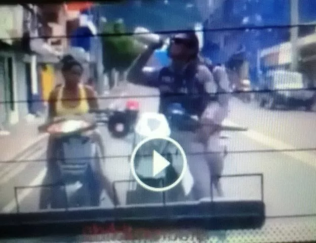 Vídeo grabado por turistas de dos policías tomando cerveza en Puerto Plata se convierte en viral en las redes 