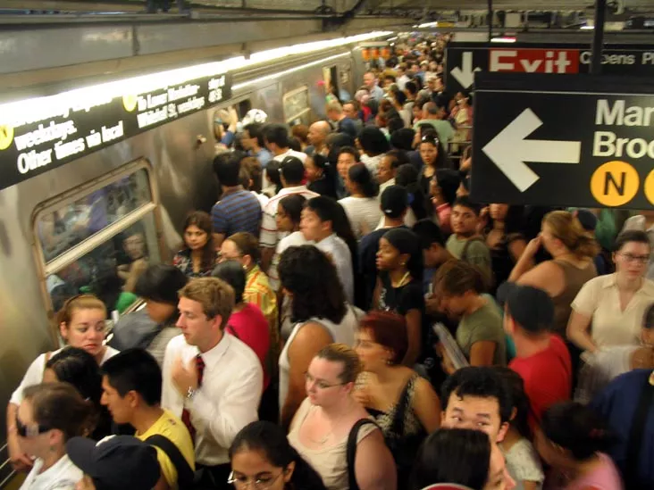 Tren del metro de Nueva York se atasca 2 horas y media en Queens