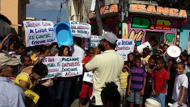 Moradores de Simón Bolívar demandan a la CAASD mejora en servicio de agua