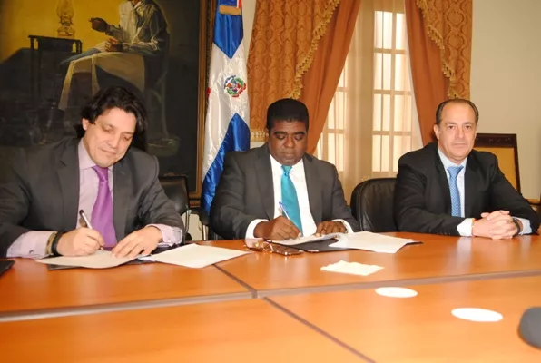 Condex  firma convenio de descuentos a dominicanos en boletos aéreos