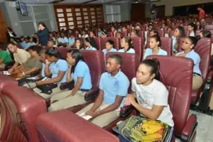 Estudiantes participan en el panel “Rescatemos los valores patrios”