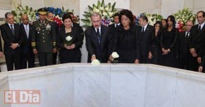 Presidente deposita ofrenda floral ante el Altar de la Patria