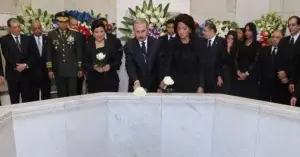 Presidente deposita ofrenda floral ante el Altar de la Patria