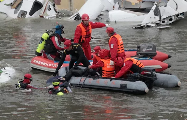 Al menos 23 muertos al estrellarse avión de pasajeros en río de Taiwán 