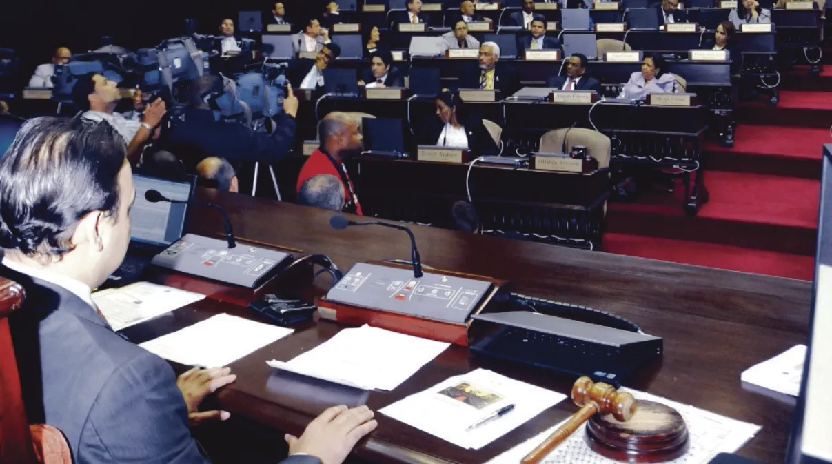 Sesión Deja Sobre La Mesa Tribunal Constituciónal.