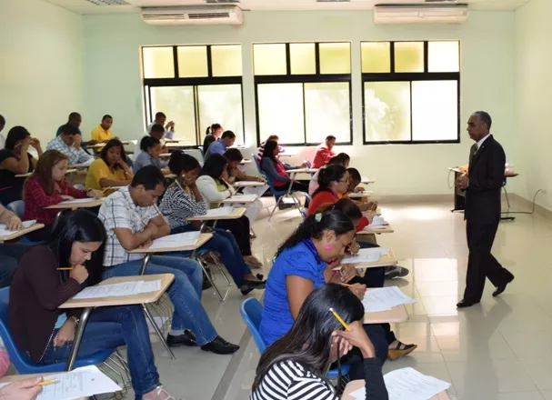 Aspirantes a residencias durante el examen