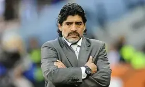 Maradona reclama a su exesposa que le devuelva dinero