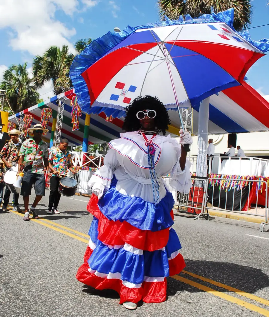 "Roba la Gallina" en el desfile de carnaval 2015. Foto: José de León.