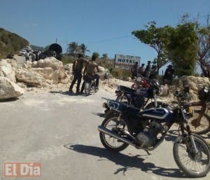 Bloquean carretera en Juancho, Pedernales, en demanda arreglo de la vía